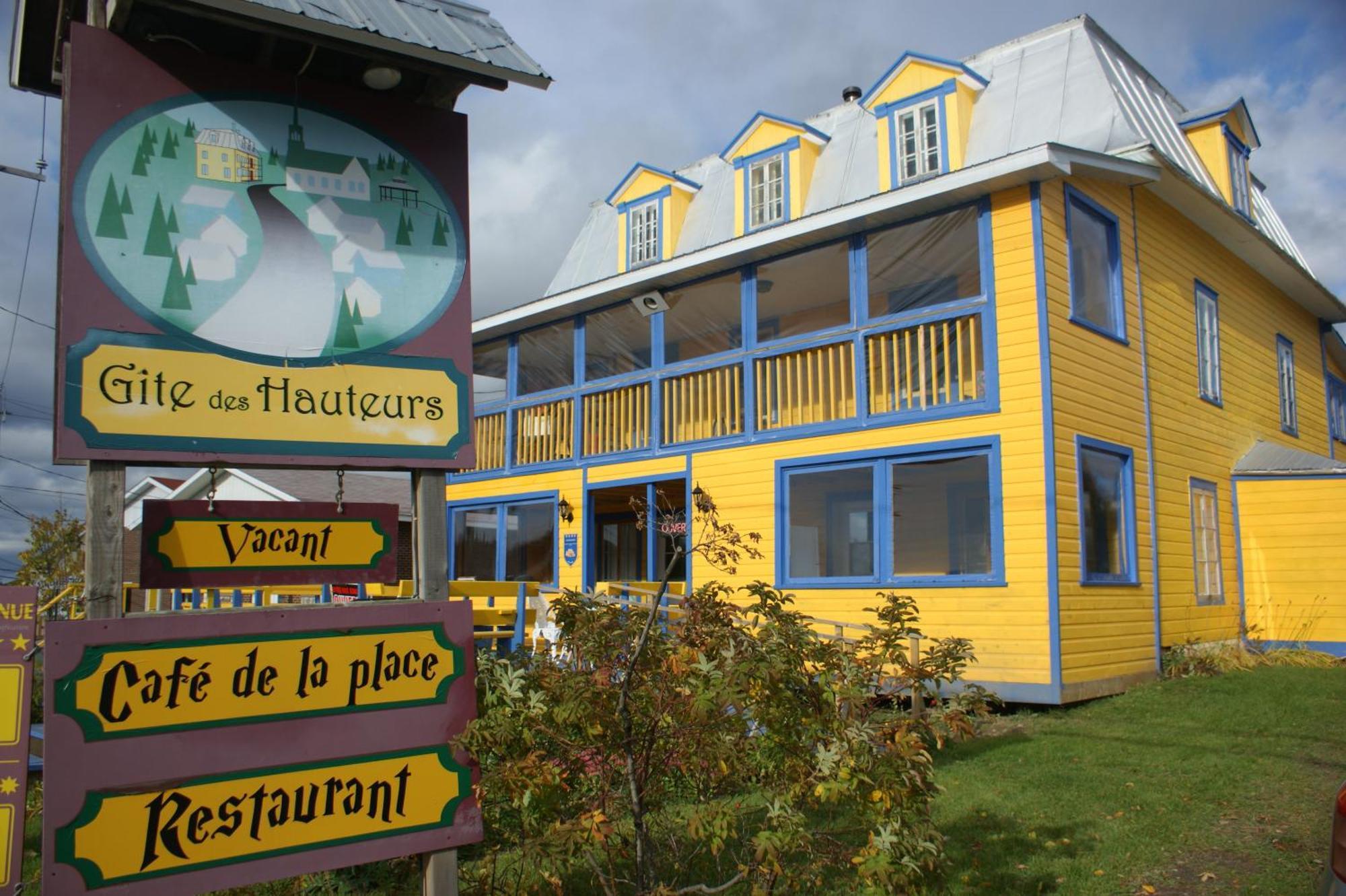Gite Des Hauteurs Et Cafe De La Place Saint Zenon Luaran gambar